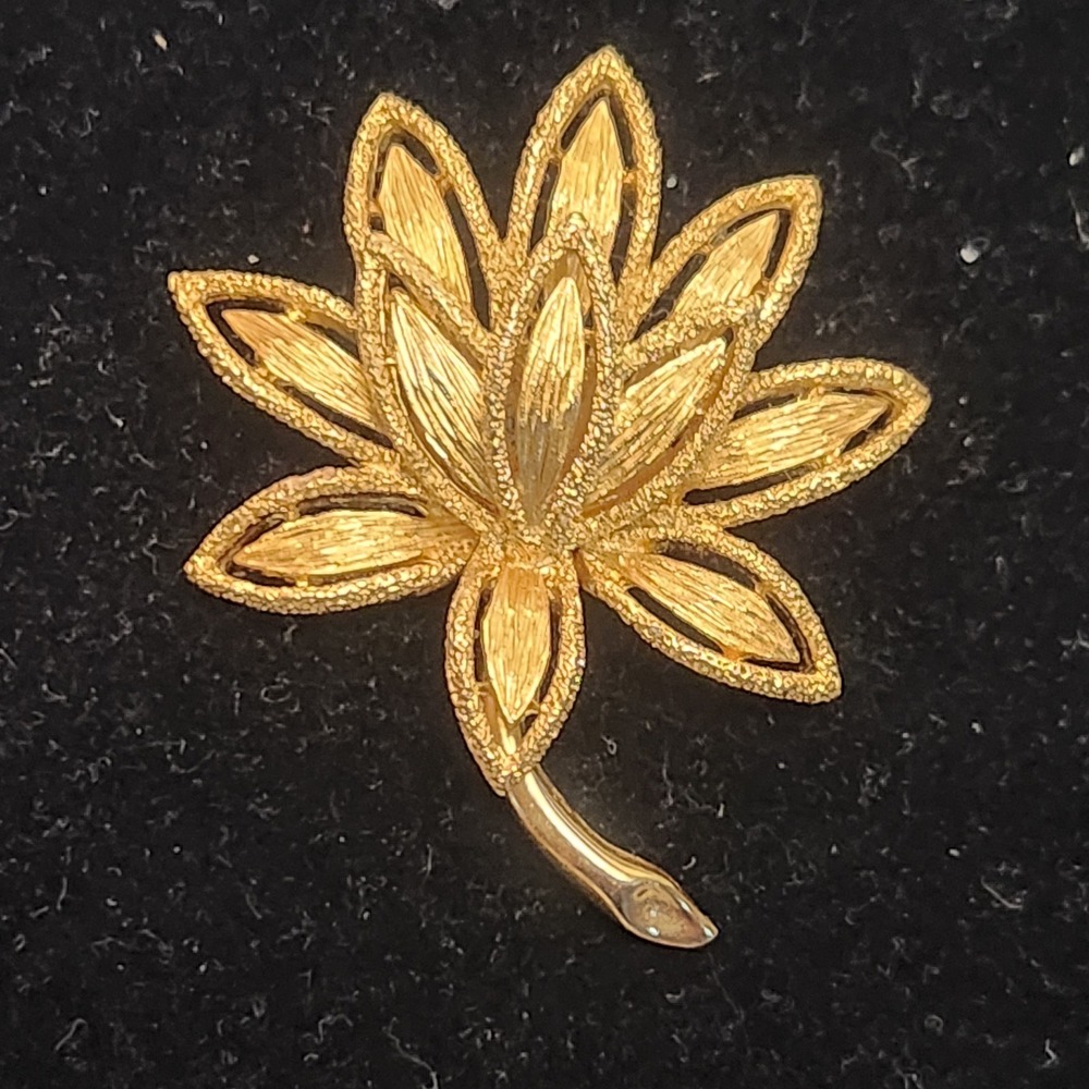 Vintage Avon Gold Tone Lotus Flower Brooch Textured Water Lily Pin 2 Inch